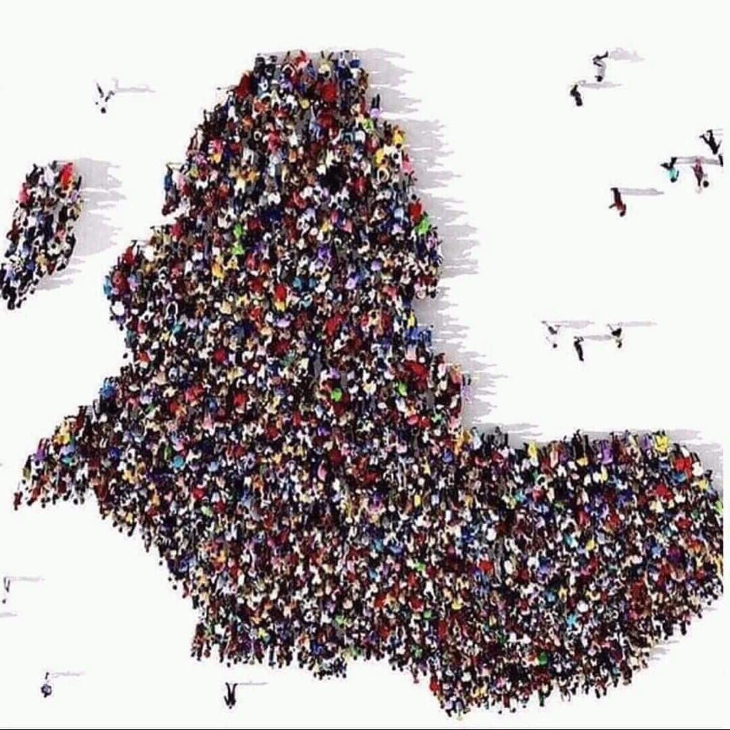 CheickIbtidiani's tweet photo. 📍#Afrique | Mon continent en fratricide depuis des décennies 🥲🤷🏿‍♂️

Chaque jour où mes frères et sœurs restent en vie est une journée de grâce, un répit dans une #tragédie qui n’a que trop duré. Depuis des décennies, l’Afrique saigne par ses #propres mains, s’entretuant pour des richesses qui ne servent qu’à alimenter des #appétits étrangers. Nous sommes devenus des #pions dans un jeu cynique orchestré par des puissances qui convoitent notre #terre tout en nous écartant. Pourquoi avons-nous oublié l’héritage de nos ancêtres, qui savaient discuter, échanger et trouver des solutions pour préserver la #paix et bâtir la #prospérité ?

Il est temps que nous ouvrions les yeux et comprenions que nous pouvons vivre ensemble, en harmonie, car notre continent regorge de #richesses suffisantes pour faire de nous des rois. L’unité et la fraternité ne sont pas des utopies ; elles sont la clé pour mettre fin à cette #autodestruction. Que ce réveil vienne, pour que l’Afrique vive enfin pour elle-même et par elle-même.

#AESFort et #AESUnis 
#Nous_sommes_AES 🇧🇫🇲🇱🇳🇪
#Les_FAMas_notre_Fierté ✊🏿
#AESUnisContreLaPropagande 
#vaincre_le_terrorisme_ensemble 🇲🇱🇳🇪🇧🇫✌🏿
#GatsaGatsa🇸🇳
#Ou_sont_les_têtes_pensantes 
Suivez la chaîne Actualité Sécuritaire dans le Sahel 🇧🇫🇲🇱🇳🇪 sur WhatsApp et Telegram  : 
https://t.co/eMLCeUwzBQ
https://t.co/JdA5uGR4ak