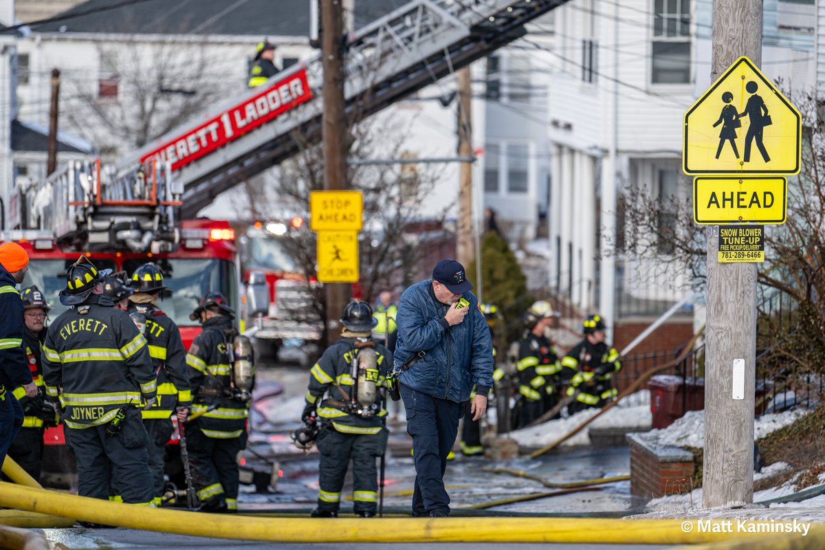 matty_kam's tweet image. Crews in #Everett battling a 2-alarm fire this afternoon. #BREAKING