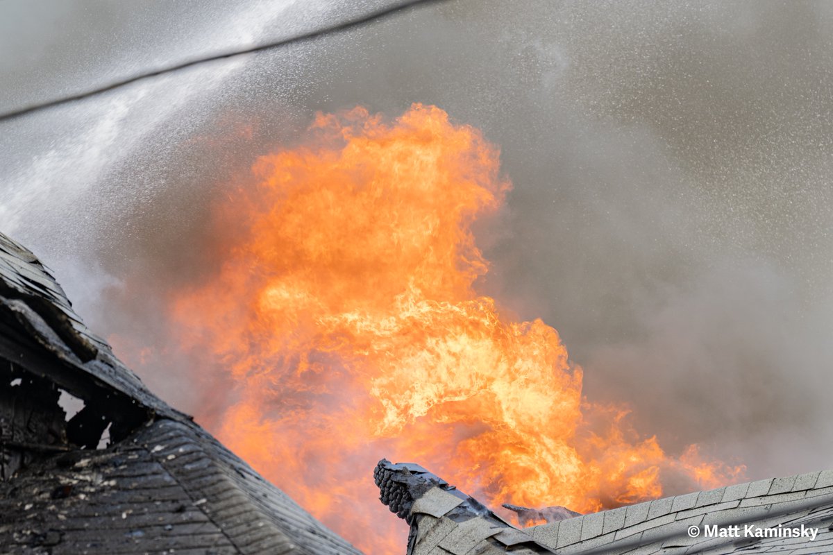 matty_kam's tweet image. Crews in #Everett battling a 2-alarm fire this afternoon. #BREAKING