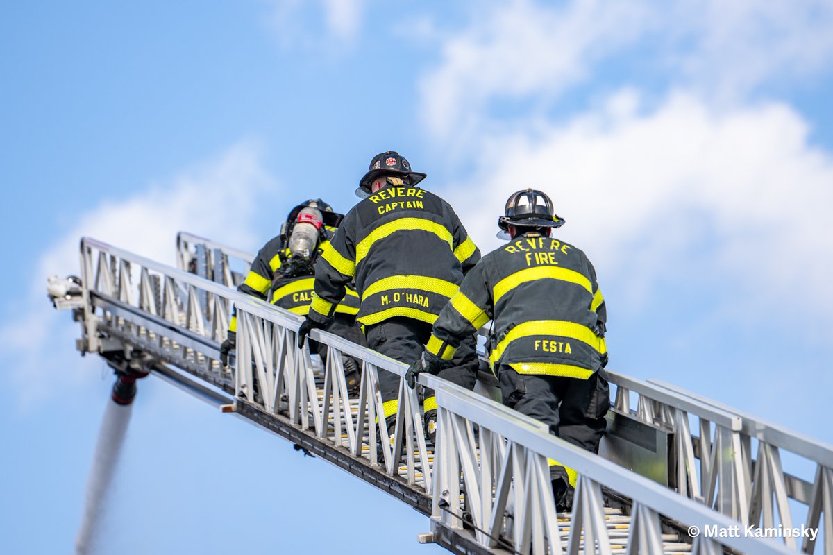 matty_kam's tweet image. Crews in #Everett battling a 2-alarm fire this afternoon. #BREAKING