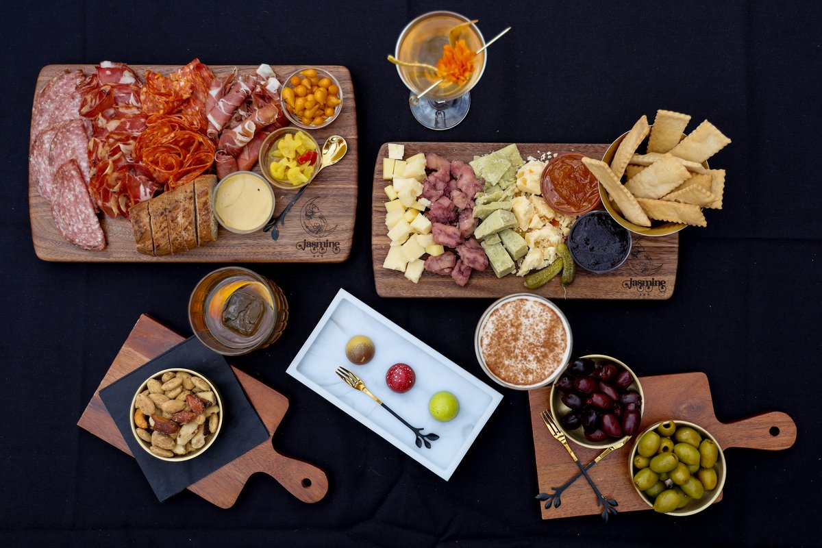 _bittersweetcc's tweet image. A delicious and colorful array of food an beverage. A little something for everyone.

 #ColoradoCraft #Coctails #TheJasmineBar #LouisvilleCO #BoulderCO #Colorado #CocktailBar