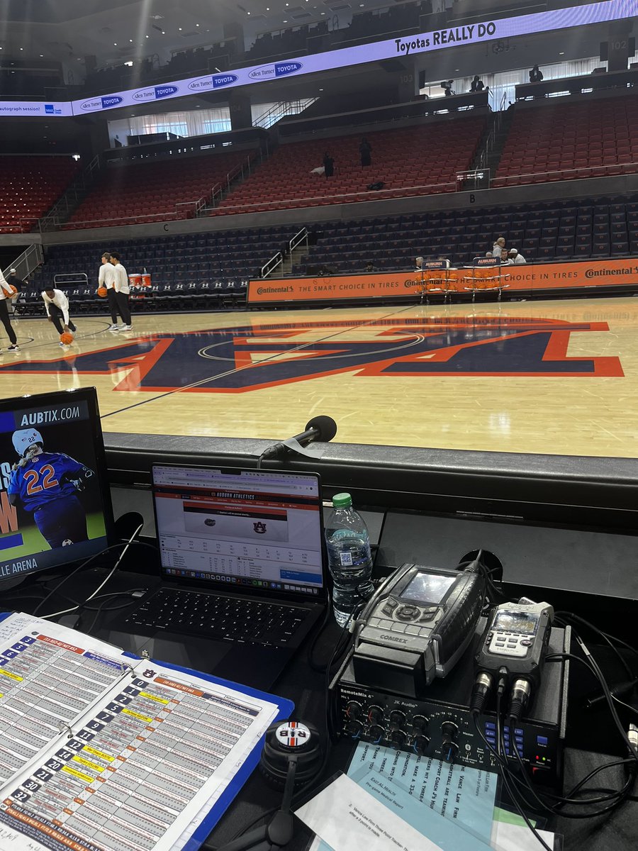 BritBowenAU's tweet image. Back home for the #WeBackPat game as @AuburnWBB hosts Florida. Tip-off is set for 2pm central. Pregame coverage begins at 1:45 on @ESPN1067 and the @AuburnTigers app (free). @DichiaraEd &amp;amp; @CarsonMeier11 join me on the call. #WarEagle