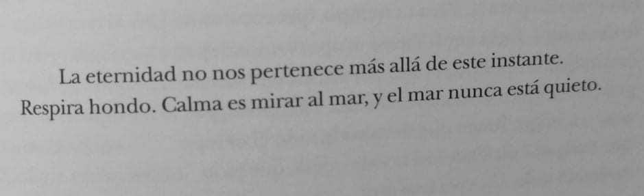 "Calma es mirar al mar, y el mar nunca está quieto".
Sara Bueno
