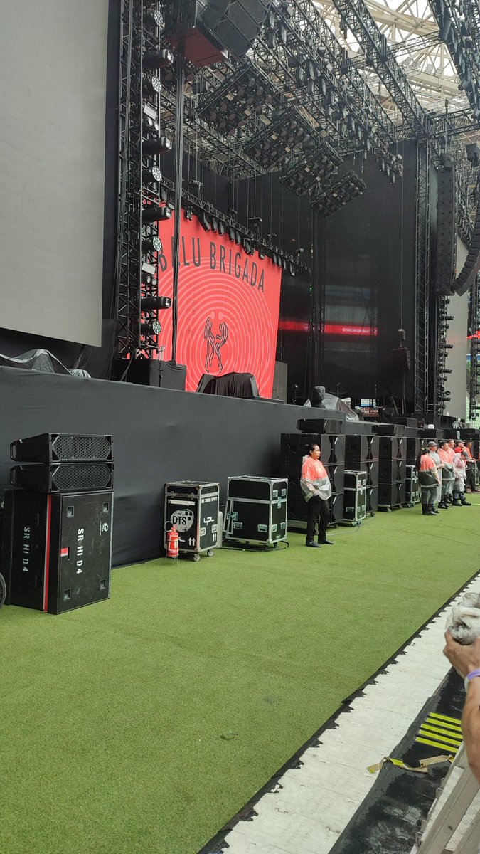 bebendocloro's tweet photo. É GRADE CARALHO 
#twentyonepilots 
#ClancyTourSP https://t.co/NuCP9bSCpH