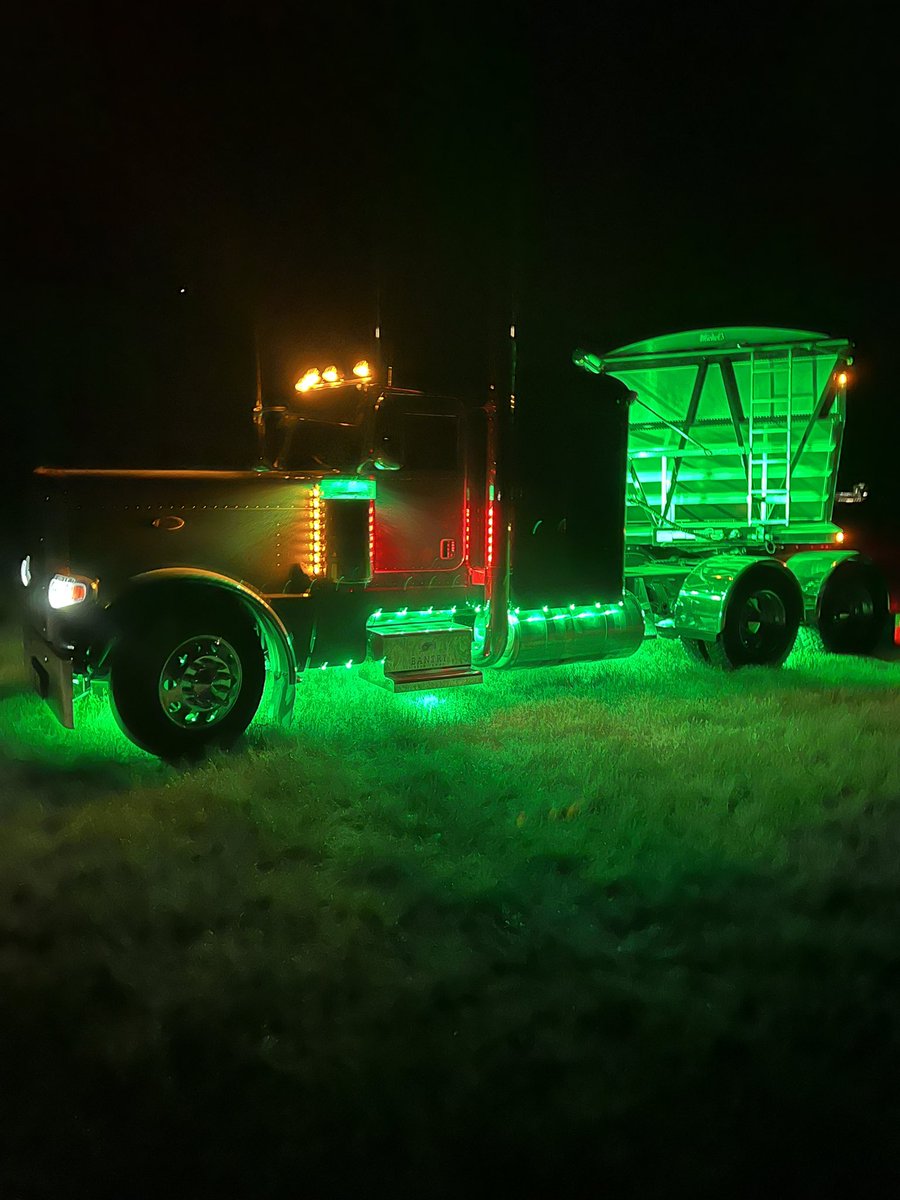 BantrySeedFarms's tweet photo. The Pete’s glowing #AgTwitter https://t.co/3zZAoBAx8W