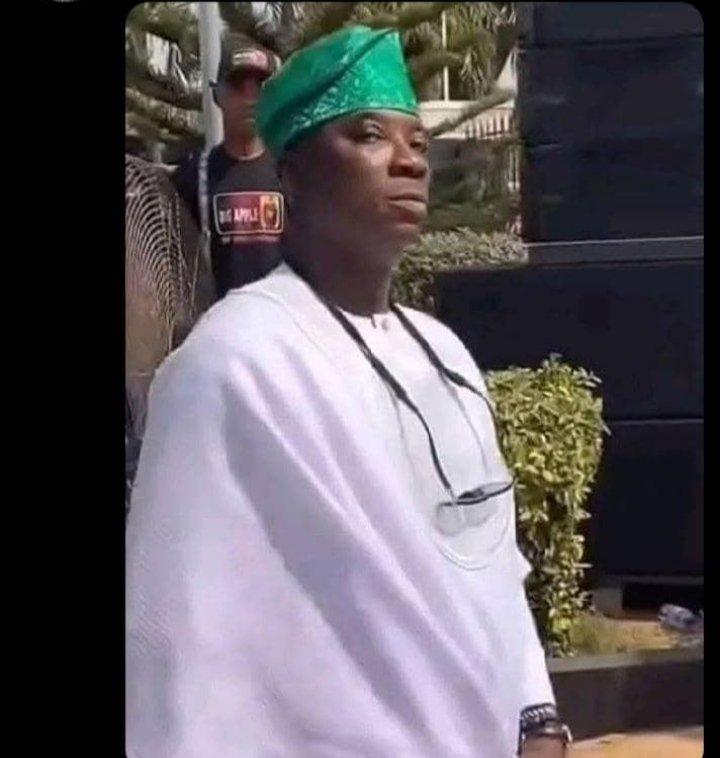 BusyBraincom1's tweet photo. Me looking at my landlord after asking me to pay for electricity... https://t.co/fL7R5vDEog