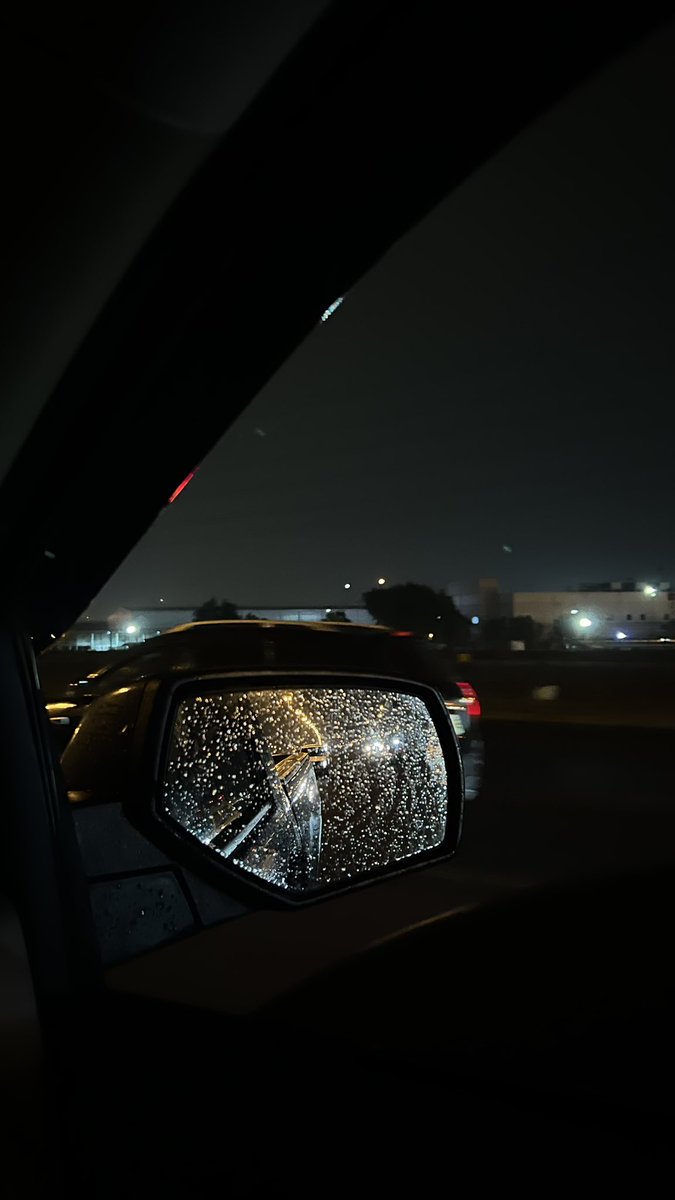 i2llp_'s tweet photo. السما تمطر  والازهار تبلل
لا ضحك وجهك عقب هل العباير

حتى دمعاتك تسلي ما تملل
ما تخلي من عطاك القلب حاير

انت ما ينقال لك الا تدلل
الدلال اللي تغذيه الضماير

يوم أكبر لا انكشف وجهك وأهلل
 كني المهموم لا جته البشاير https://t.co/wIemr5T7bT
