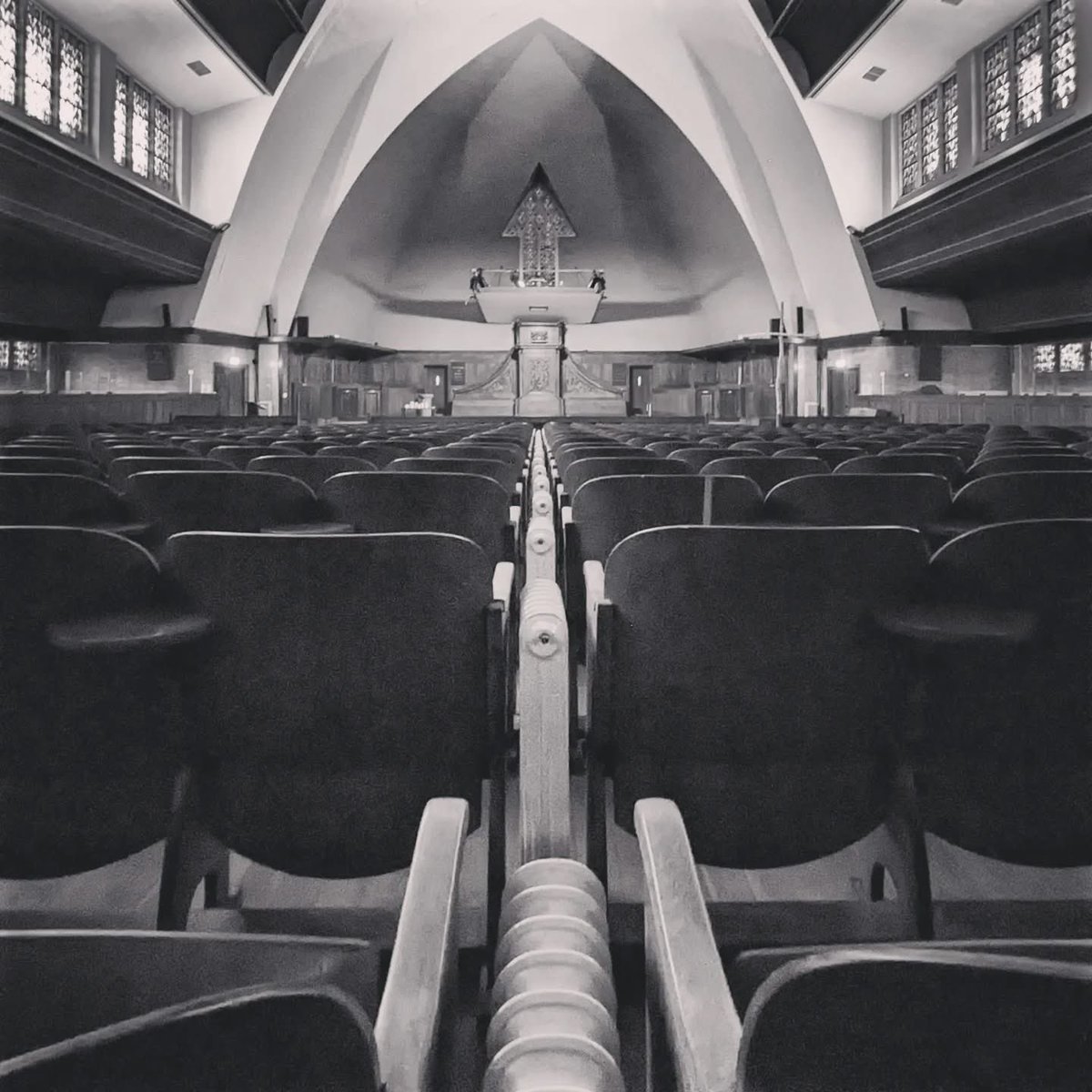 Laatst kreeg ik de kans om even alleen in deze majestueuze
majestueuze ruimte te zijn. 

Het is de thuisbasis van <a href="/N00rderlicht/">Noorderlicht Rotterdam</a>, dus op zondag ben je zeker niet alleen!

#rotterdam #prinsekerk #kerk #kerkfotografie #churchinterior #churchphotography #church #gerbenkijkt