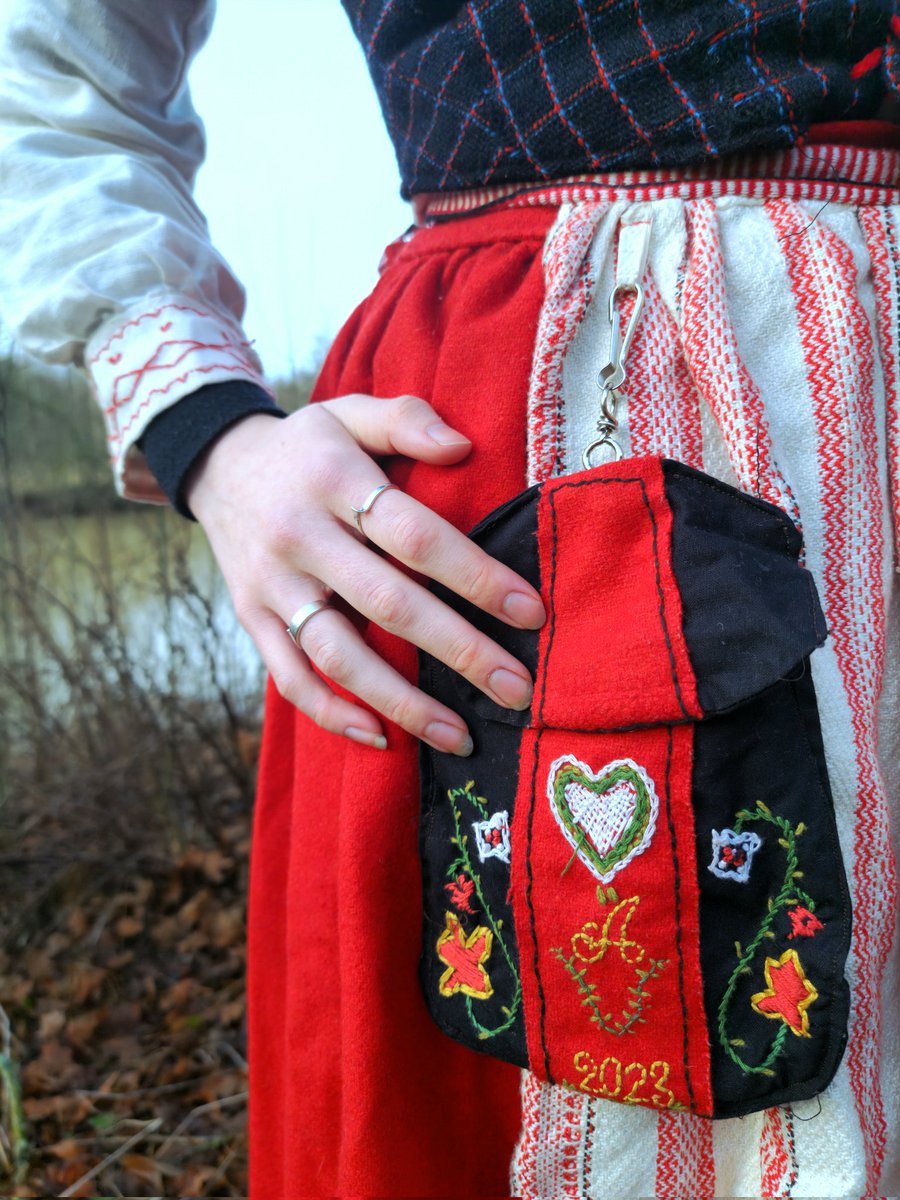 This is the Swedish Folkdräkt (Folk dress) of my ancestral village of  Himle. I hand sewed and embroidered using fabric I wove myself 🤍✨️ There  is around 840 different Swedish folk costumes 🇸🇪, image size:900x1200
