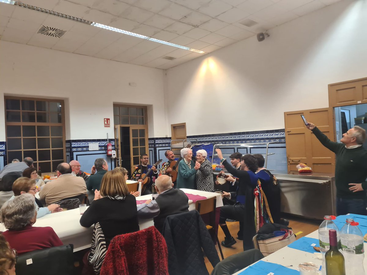 El passat divendres, com fem des de la primera edició, de manera voluntària, vam amenitzar el sopar solidari de Sant Francesc Gil de Frederic en benefici de Càritas. 💙