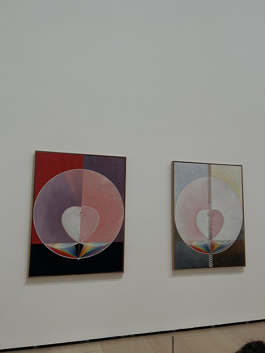 venusoncrack's tweet photo. la primera persona que pintó arte abstracto no fue Kandinsky, fue Hilma Af Klint ♥️
ordenó que sus obras no salieran a la luz sino 20 años después de su muerte porque sabía que estaba adelantada a su época https://t.co/Y3PQISPCxP