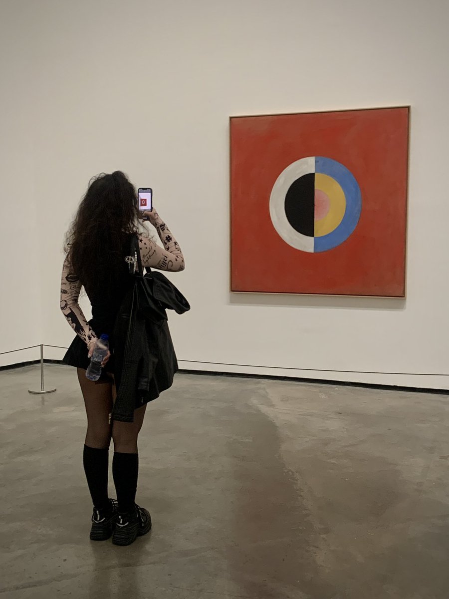 venusoncrack's tweet photo. la primera persona que pintó arte abstracto no fue Kandinsky, fue Hilma Af Klint ♥️
ordenó que sus obras no salieran a la luz sino 20 años después de su muerte porque sabía que estaba adelantada a su época https://t.co/Y3PQISPCxP