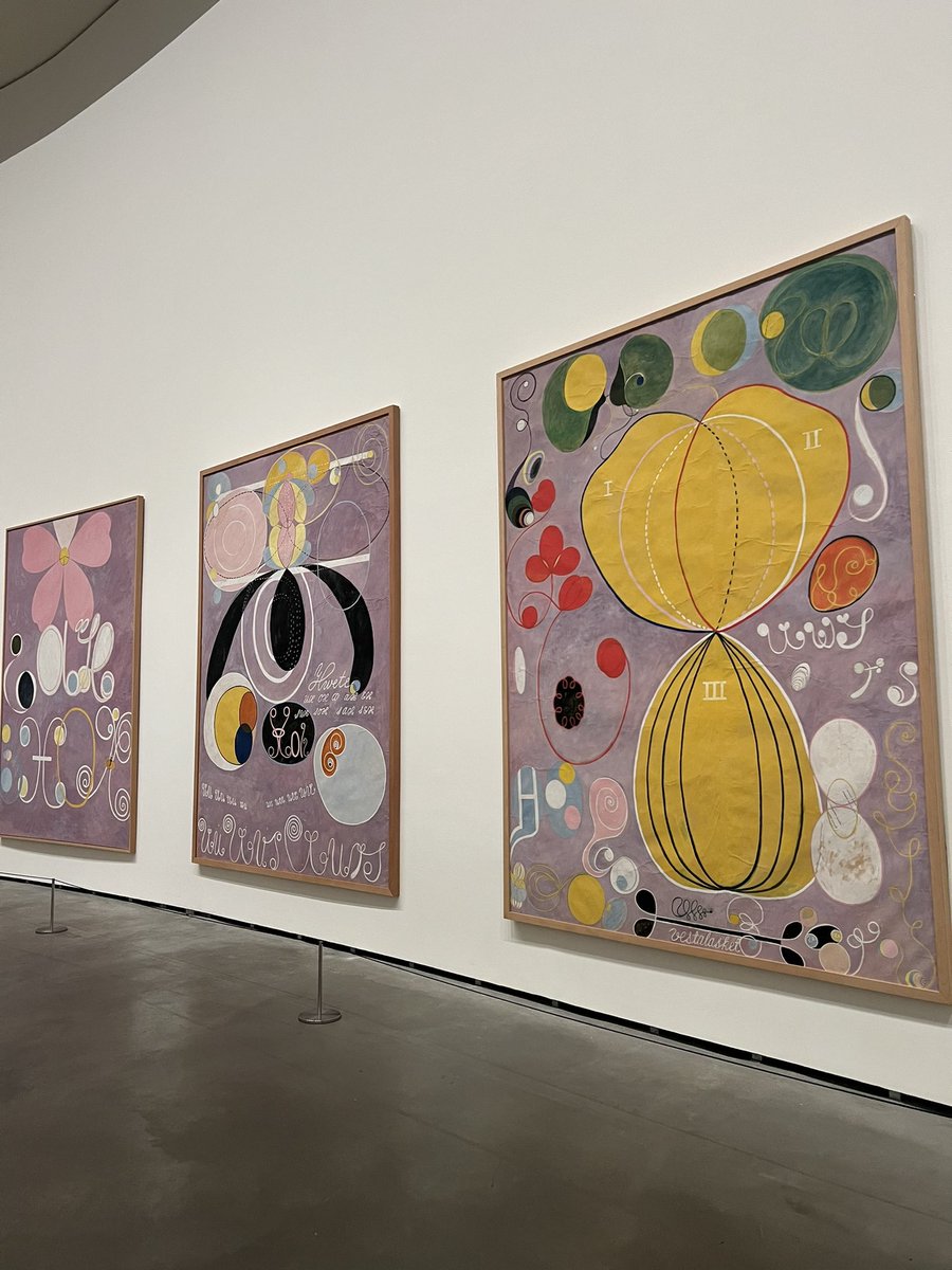 venusoncrack's tweet photo. la primera persona que pintó arte abstracto no fue Kandinsky, fue Hilma Af Klint ♥️
ordenó que sus obras no salieran a la luz sino 20 años después de su muerte porque sabía que estaba adelantada a su época https://t.co/Y3PQISPCxP