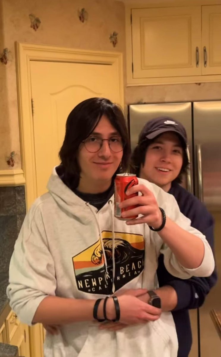 anquacks's tweet photo. 🚨 ÚLTIMA HORA

Los streamers mexicanos Quackity y Missa Sinfonía, confirman su relación sentimental con esta agradable foto de enamorados, que duren muchísimo esta nueva pareja. https://t.co/MGX8pLbax8