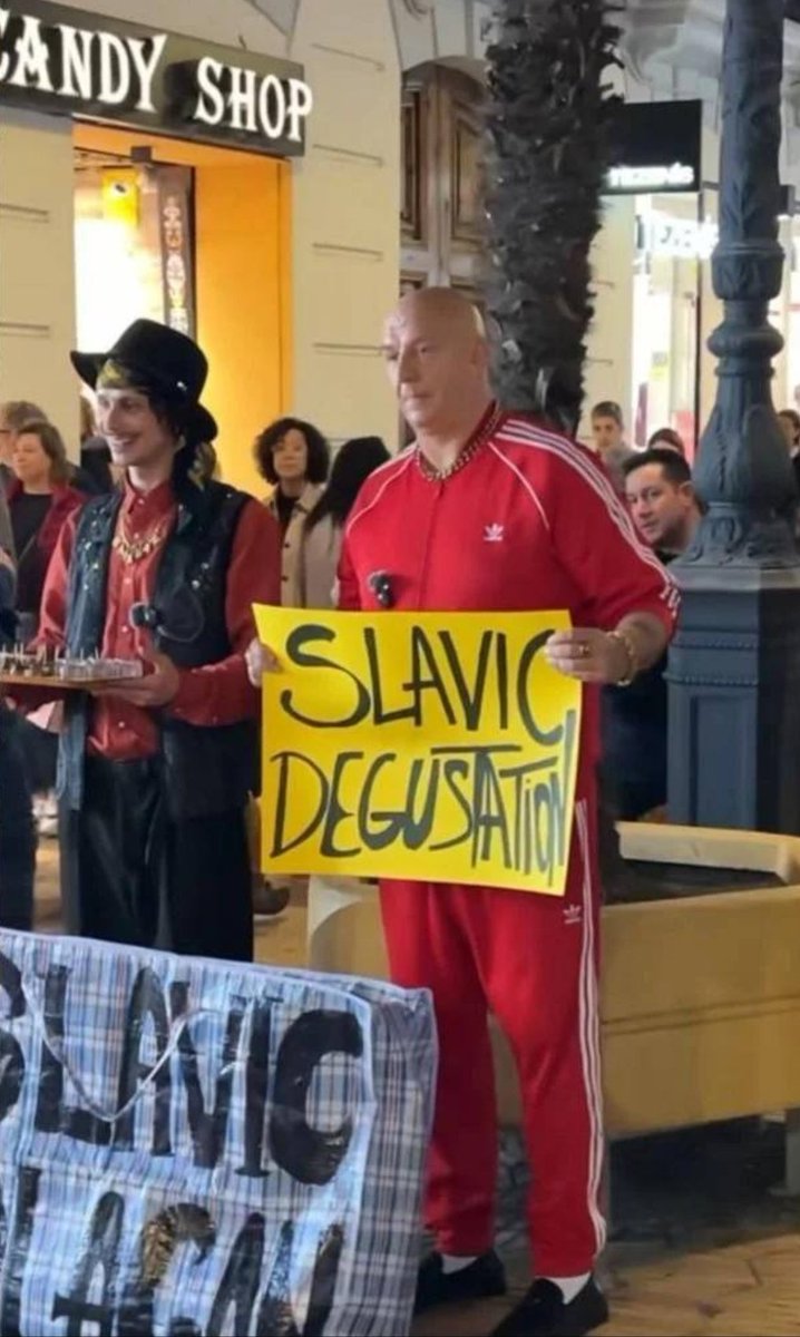 Тим часом славік уєбан в центрі Валенсії пропонує перехожим водочкі🤮

Пропоную створити петицію про позбавлення громадянства України цієї латентної русні ✒️