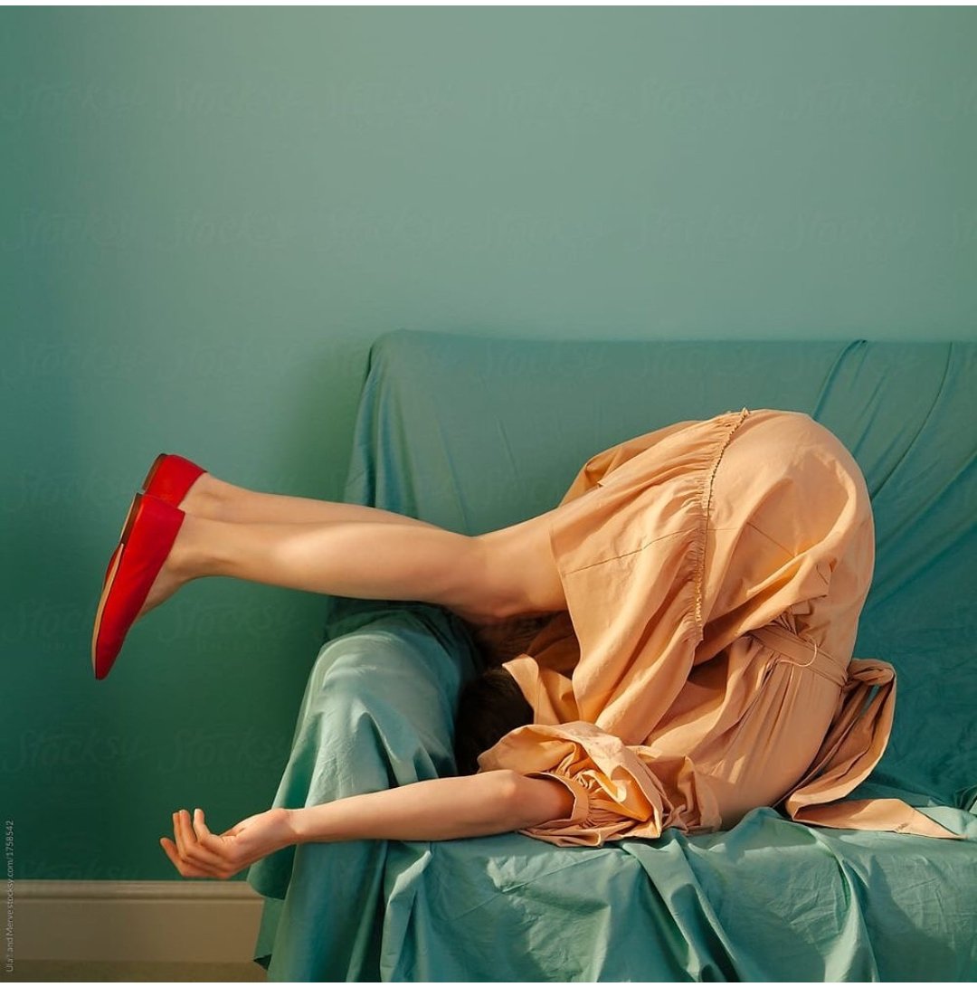 El verbo «repantigarse» o «repantingarse» significa ‘arrellanarse en el asiento y extenderse para mayor comodidad’. 
Proviene de «-re» y el latín «pantex, -icis» ‘panza’. 🛋️