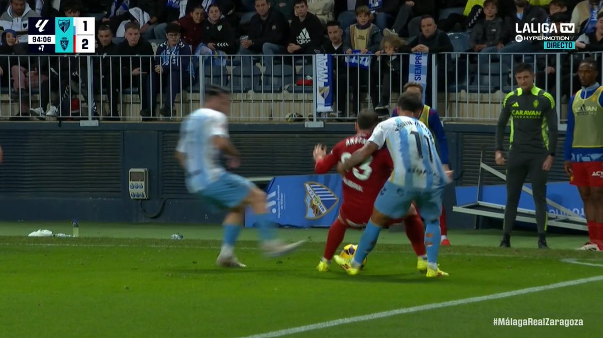 ArchivoVAR's tweet photo. 🖥️💥 El VAR se lavó las manos en el Málaga - Real Zaragoza.

👉🏻 Puga, de forma intencionada, pone la plancha en la cara interna del tobillo de Aketxe, doblándoselo.

❌ ROJA DIRECTA CLARA.

▪️ El defensor, que tiene la opción de ir al balón, decide únicamente cazar a su rival. https://t.co/LFyfjf4wY0