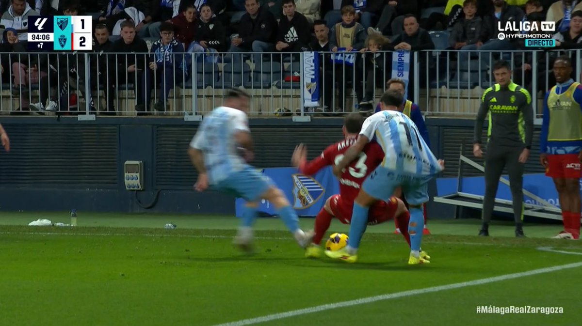 ArchivoVAR's tweet photo. 🖥️💥 El VAR se lavó las manos en el Málaga - Real Zaragoza.

👉🏻 Puga, de forma intencionada, pone la plancha en la cara interna del tobillo de Aketxe, doblándoselo.

❌ ROJA DIRECTA CLARA.

▪️ El defensor, que tiene la opción de ir al balón, decide únicamente cazar a su rival. https://t.co/LFyfjf4wY0