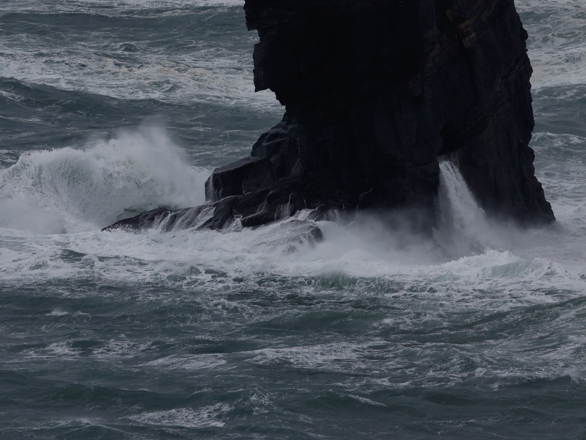 CanolaPictures's tweet photo. Wild at Kilkee Cliffs after #StormÉowyn 
#LoopHead #Clare #Ireland #Eire
#film #filmireland
#TiredEarth #DeGrowth #6ME
#RestoreNature #JustStopOil https://t.co/YfQp0ZMueC