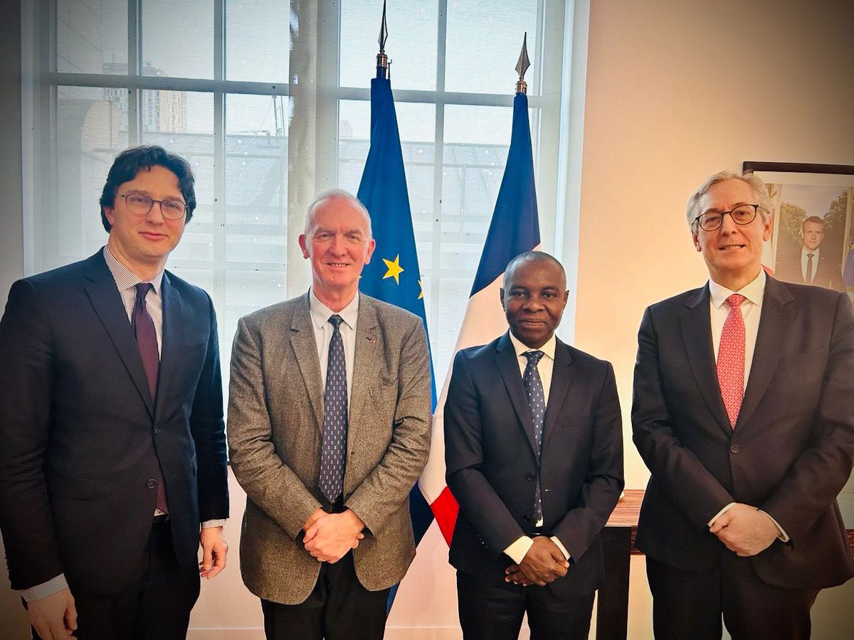 La mobilisation au chevet de Mayotte se poursuit : échanges avec le Général Pascal Facon, l'Ambassadeur Jean-Claude Brunet, délégué à la coopération regionale dans l'Ocean indien et Arnaud Mentré, Envoyé spécial pour la coordination de l'aide internationale de <a href="/francediplo/">France Diplomatie 🇫🇷🇪🇺</a>.

Tous
