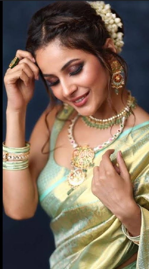 When you smile, find 
         Tow more people smiling 
        With you.smile is a beautiful 
                     Thing.
#HBDShehnaazGill #SHEHNAAZGILL