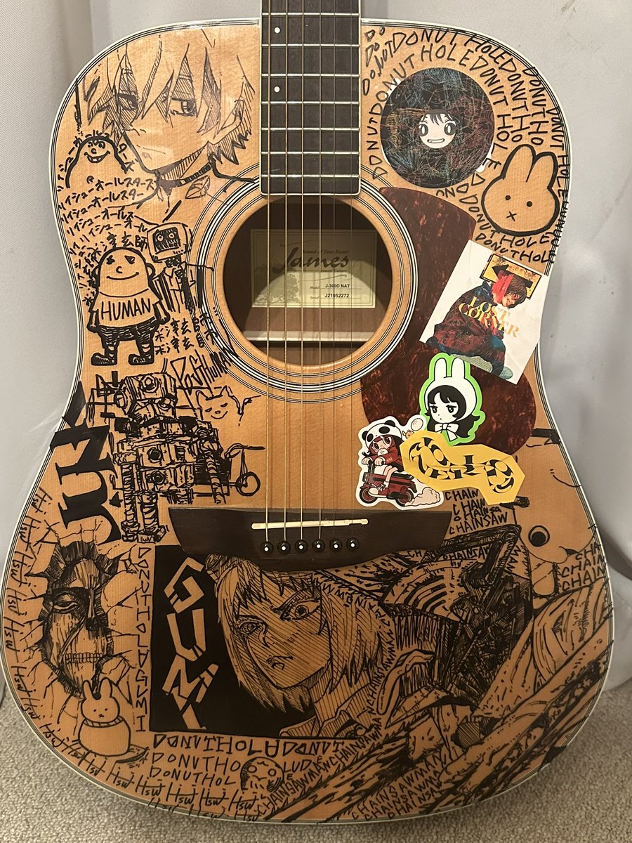 po_mu04's tweet photo. ギターに一発描き https://t.co/i6MLPAXEmO