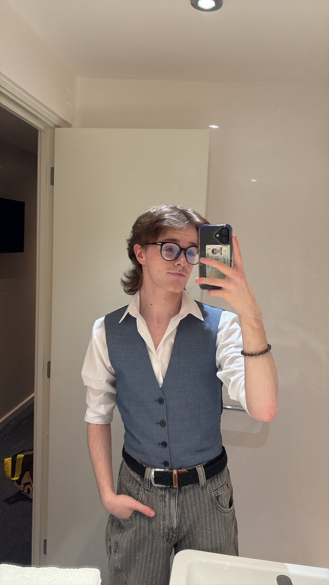 ollyniles's tweet image. only took me wearing this outfit three times for me to get a photo