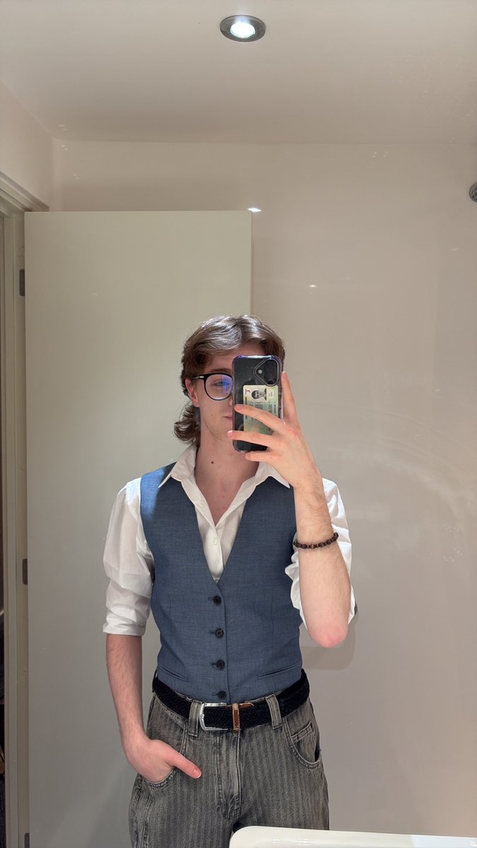 ollyniles's tweet image. only took me wearing this outfit three times for me to get a photo