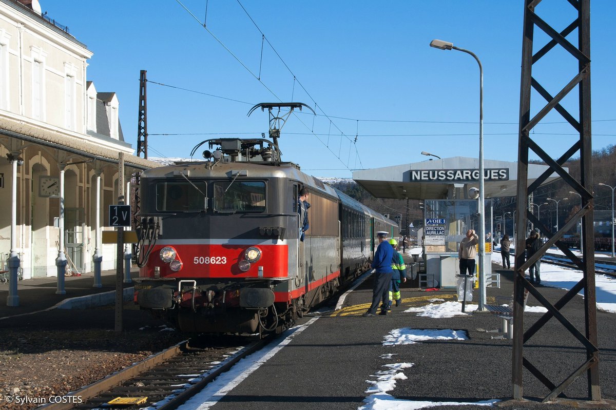 CheminsdeFerTC's tweet photo. Arrivée d'un =>#Aubrac tracté par une =>#BB8500 en gare de =>#Neussargues, aboutissement de la =>#lignedesCausses en venant du sud. Probablement en 12-19.
Auteur : Sylvain Costes, source : https://t.co/sZ8LRLJh6G https://t.co/oevvIb9Yb0