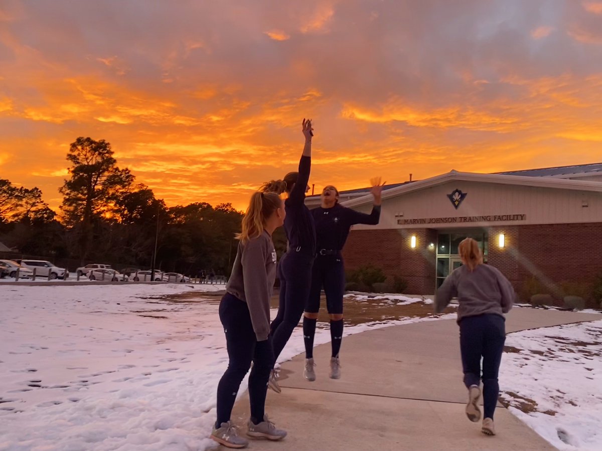 AbbeyLatham's tweet photo. Post-practice sunsets and happy Seahawks 🫶🏻 https://t.co/Ke5M6sOh5f
