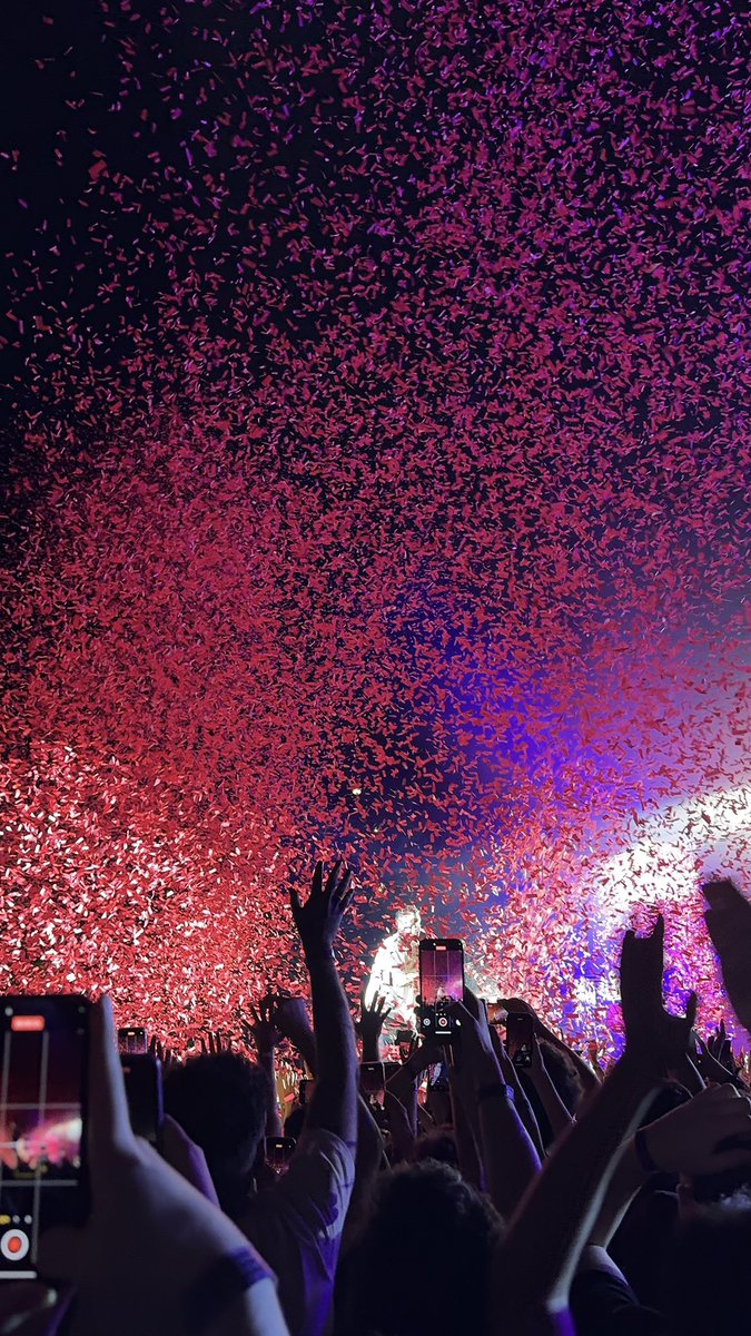 manotunds's tweet photo. Antes eu ficava procurando no pinterests fotos de shows do tøp pra usar como proteção de tela, hoje eu tenho varias fts tirada por mim da clancy word tour 🥰 https://t.co/cbmjA2LKRN