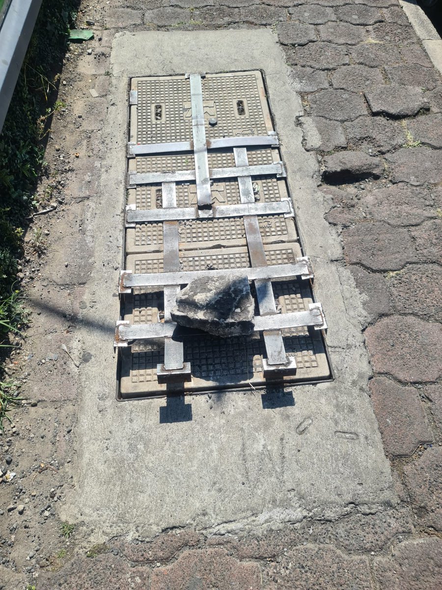 ady2502's tweet photo. @Alcaldia_Coy a la altura de Anillo Perif. 5550, Pedregal de Carrasco Secc 7ma, Coyoacán, CDMX esquina con #VenueLaRocaQuarryStudios se encuentra una tapa de @Telmex con herrería levantada desde hace meses, un verdadero peligro para los peatones. https://t.co/FfuHLOoFEk