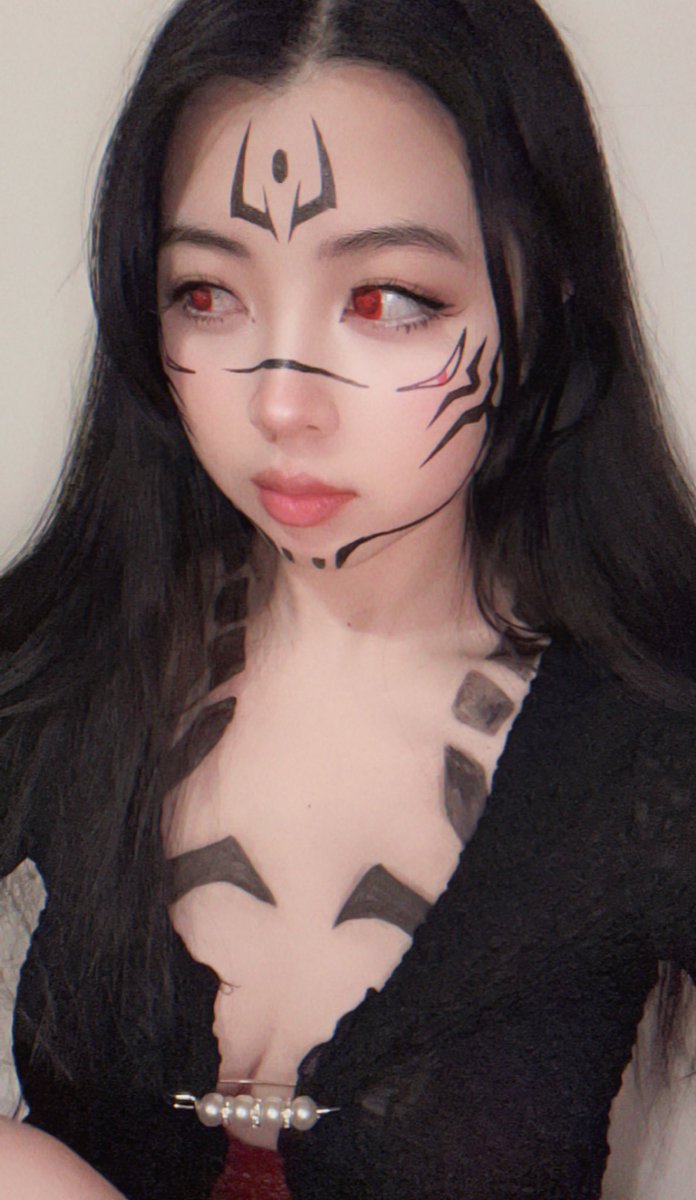 mooncakex3's tweet photo. my face: 🥰🫧🌸🎀✨💖
the people i like cosplaying: 😈👹🔥💥🩸🔪💀😵
#Cosplay #SukunaCosplay #JujutsuKaisen #FemaleCosplay #CosplayCommunity #JJKCosplay https://t.co/Oh18TMVRsB