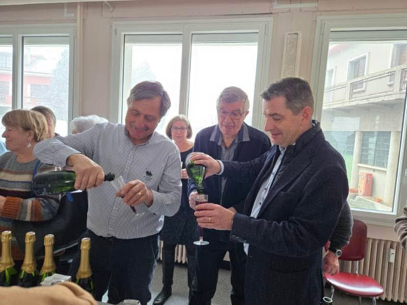 42Impertinent's tweet photo. #Perdriau : je vous conseille le Dry January, pour ma part, j’ai tenu deux jours. Il faut dire que l’alcool m’aide à convaincre de mon innocence les électeurs les plus sceptiques. Mon #Rochebloine a abusé du Ouzo chez les Arméniens et s’est lançé dans un kochari-tamzara endiablé. https://t.co/29iWNJgg3l