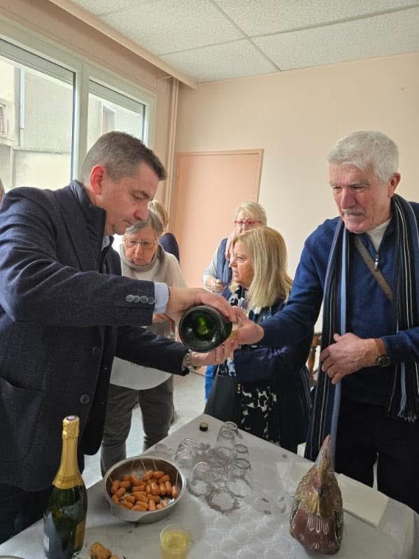 42Impertinent's tweet photo. #Perdriau : je vous conseille le Dry January, pour ma part, j’ai tenu deux jours. Il faut dire que l’alcool m’aide à convaincre de mon innocence les électeurs les plus sceptiques. Mon #Rochebloine a abusé du Ouzo chez les Arméniens et s’est lançé dans un kochari-tamzara endiablé. https://t.co/29iWNJgg3l