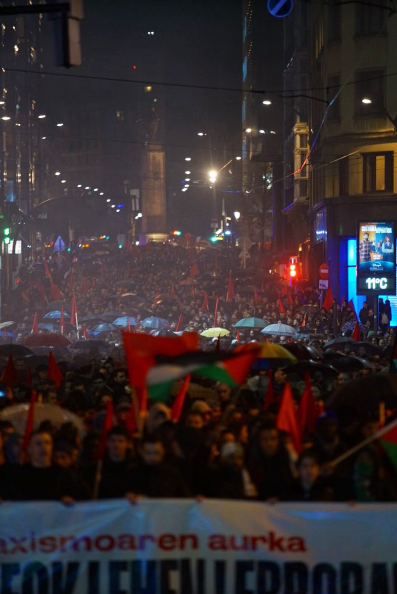 “El gallo negro era grande
pero el rojo era valiente.”