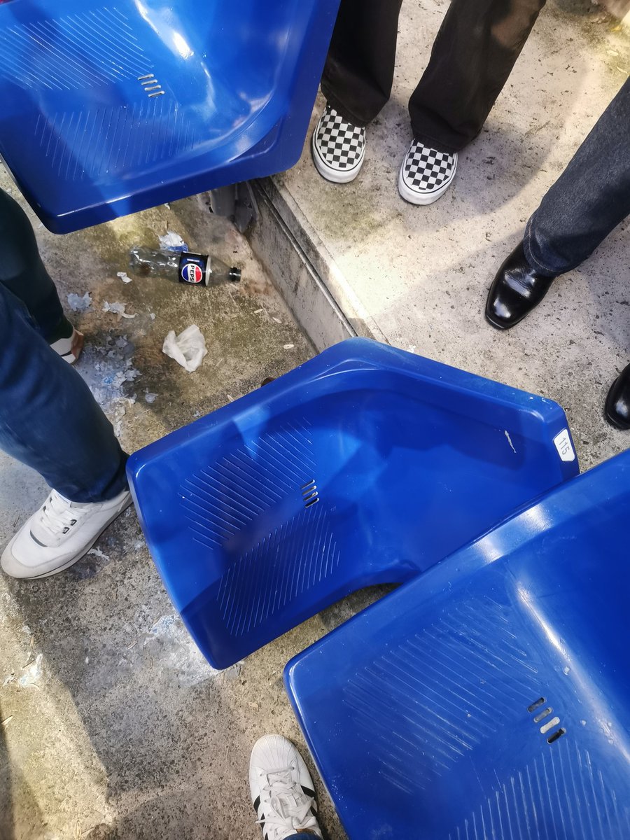 MarkiAlonso20's tweet photo. @RealOviedo la verdad que con lo que nos cobráis por los abonos el mantenimiento de las instalaciones deja mucho que desear, ya que no me voy a la limpieza, pero, así acabó mi asiento hoy después de muchos días colgando, ahora veremos que pasa... https://t.co/JrM8zSyJg1