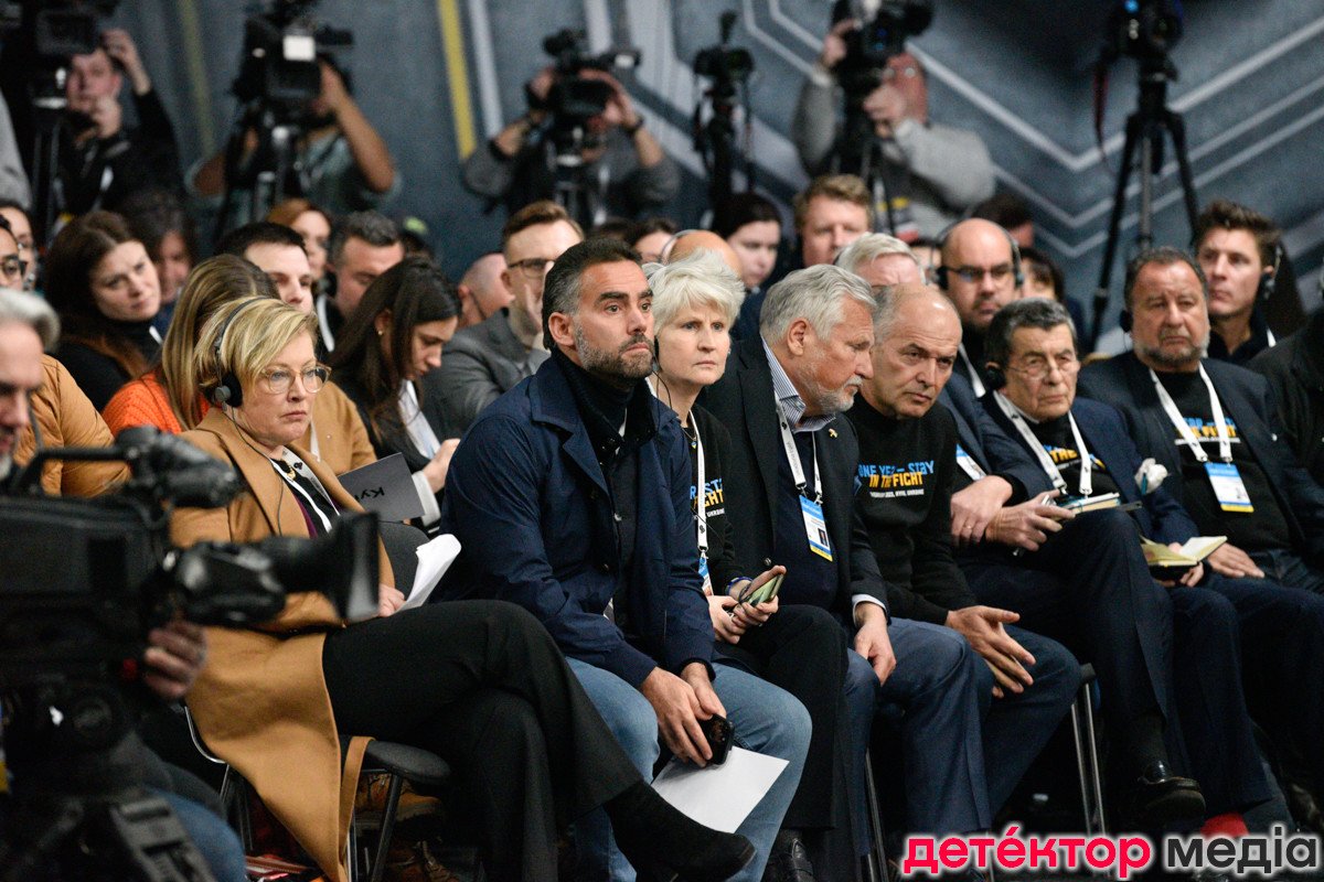UkraineandWorld's tweet photo. @marybezuhla 1. Ялтинська європейська стратегія, яка проводилась за співпраці з Фондом Пінчука
2. Прес-конференція Володимира Зеленського "Лютий. Рік незламності"

Незручно, якось, виходить. Чи "ето другоє"? https://t.co/mLwPJKfrpx