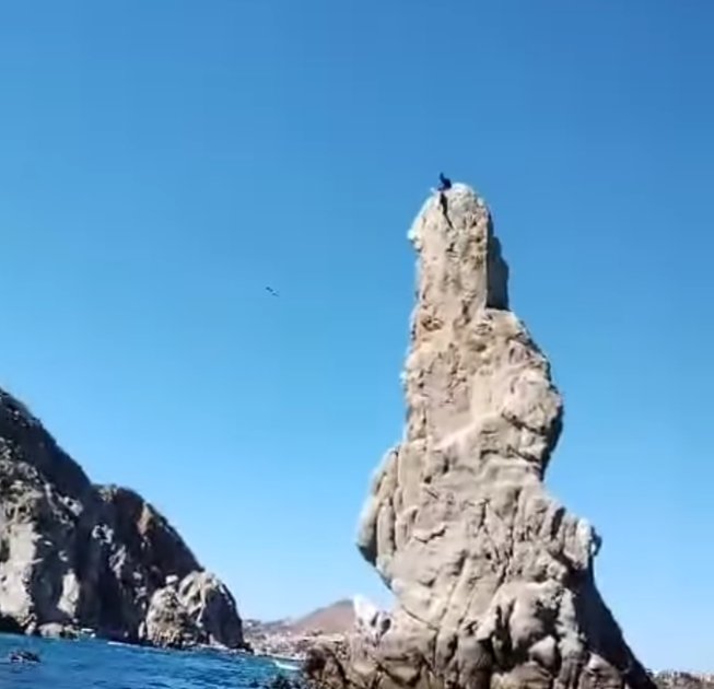 Turista usa la roca conocida como el Dedo de Neptuno en Cabo San Lucas para  aventarse un clavado