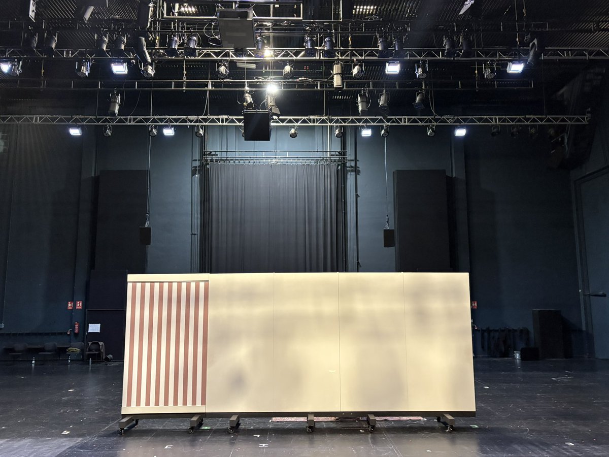 Els contrabandistes de llibres de Darayya al <a href="/teatrenacional/">TNC</a>, una història no ficció basada en la investigació de <a href="/DelphineMinoui/">Delphine Minoui</a>. Un projecte de <a href="/daualsecarts/">Dau al Sec Arts Escèniques</a> amb Iban Beltran a la direcció i versió amb Albert Tola. Una revolta cultural que hauríen de veure totes les escoles🧵👇🏼