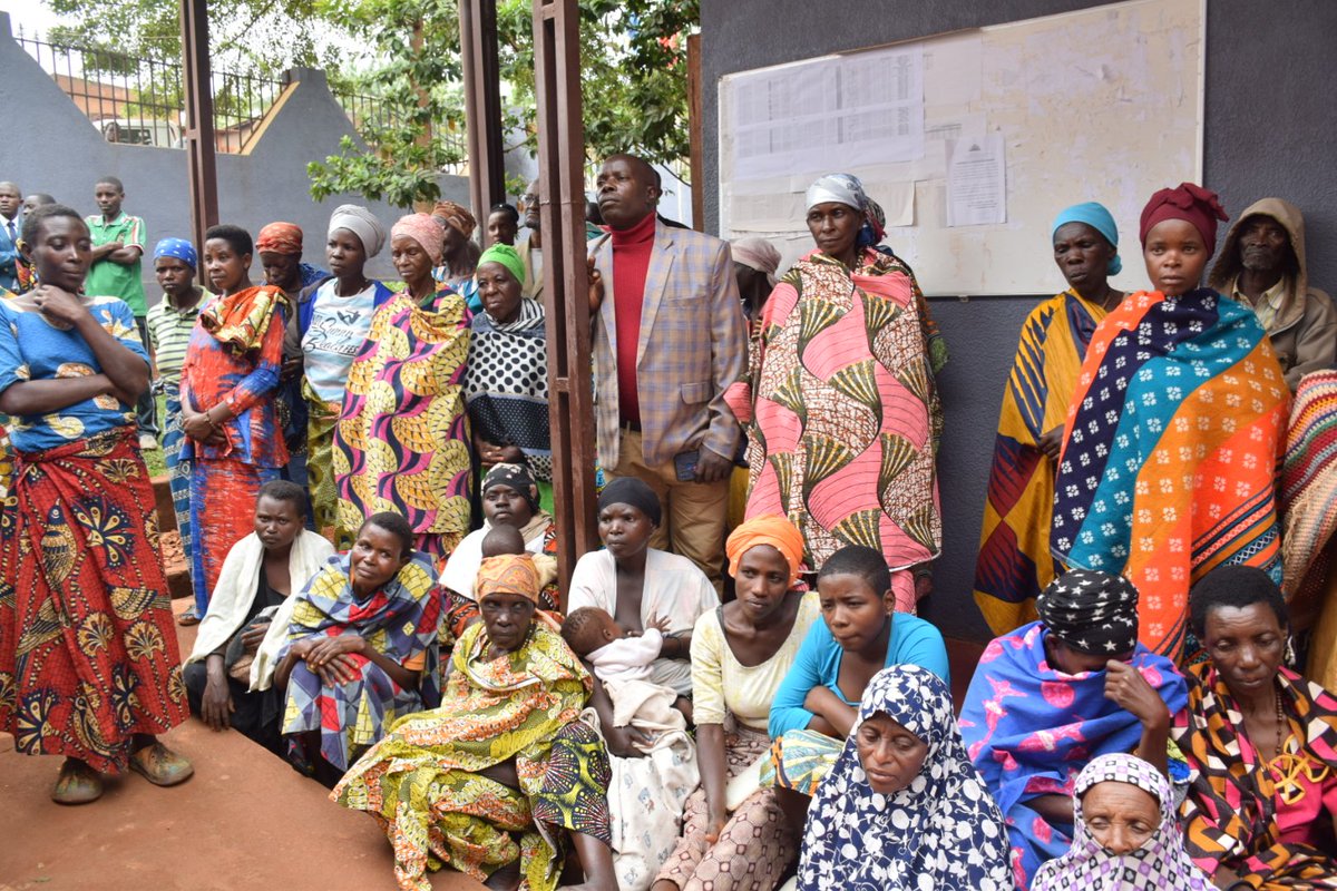 RTNBurundi's tweet photo. A l'occasion du 10ᵉ anniversaire de #ISPG, les membres de #APROBES,associat° qui a initié le projet portant création de l'#ISPG, offrent des cartes d'assurance maladie à 100 personnes vulnérables des collines Ntobwe et Nyamugari Commune et @Gitega. Un geste fort de solidarité ! https://t.co/d7HQer1VBY