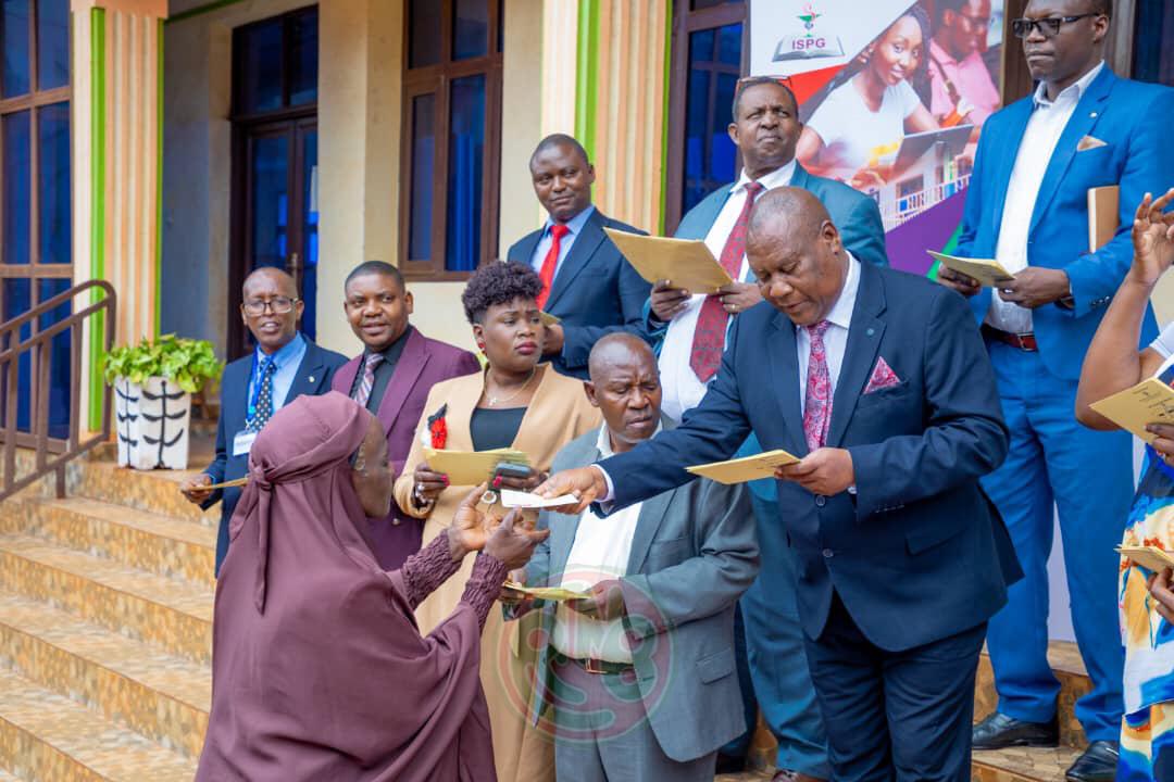 RTNBurundi's tweet photo. A l'occasion du 10ᵉ anniversaire de #ISPG, les membres de #APROBES,associat° qui a initié le projet portant création de l'#ISPG, offrent des cartes d'assurance maladie à 100 personnes vulnérables des collines Ntobwe et Nyamugari Commune et @Gitega. Un geste fort de solidarité ! https://t.co/d7HQer1VBY