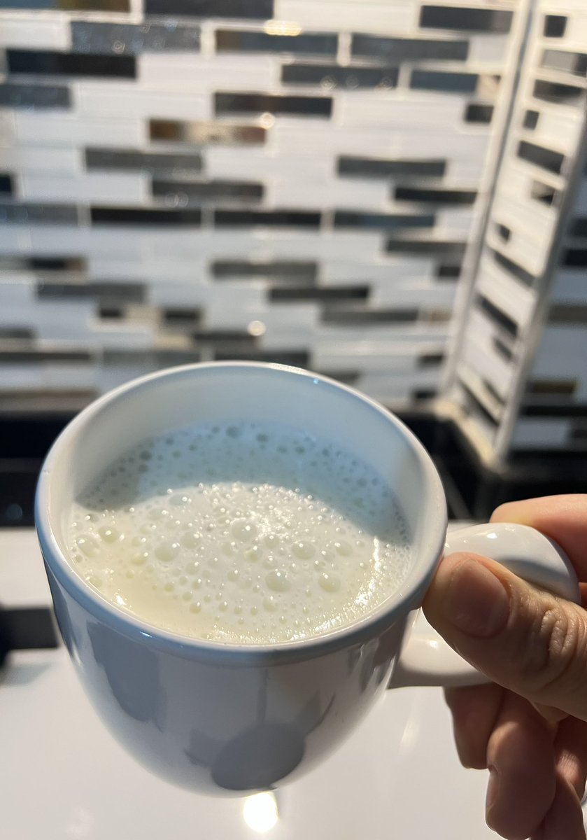 derkenarest_'s tweet image. 12 üzüm ritüelini yapmadım belki ama evet eveeettt ben de Miraç gecesi sütünü hazırladım 🙈✨
Kandiliniz mübarek olsun arkadaşlar 🌸🤗