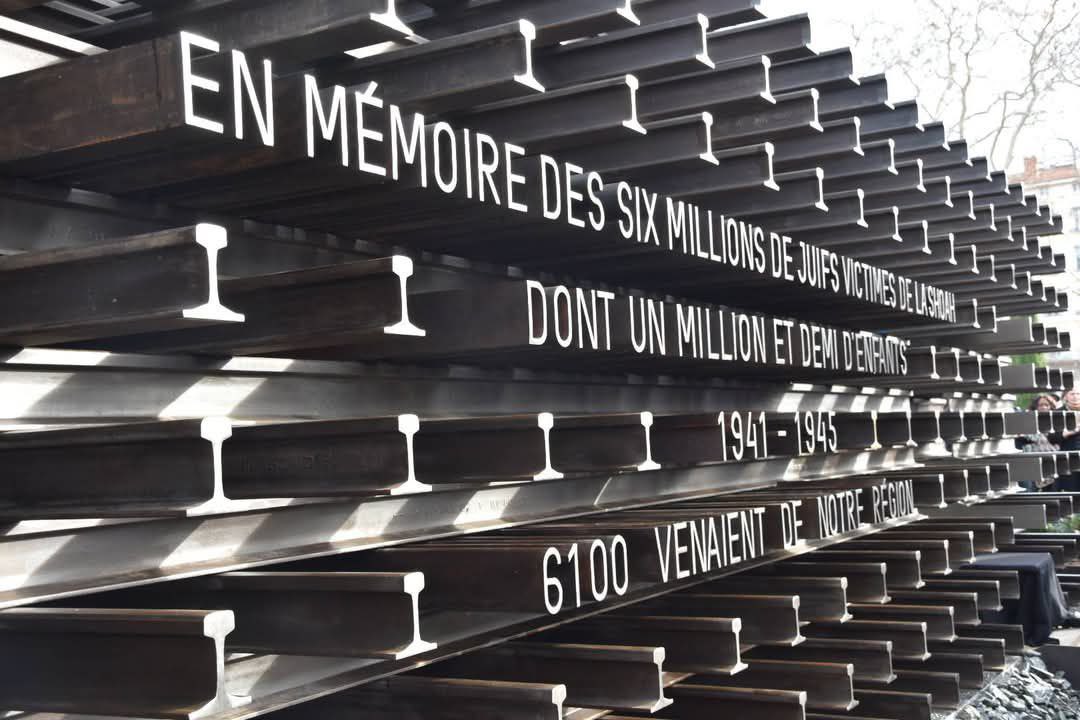 « Les rails de la mémoire », mémorial de la Shoah, inauguré Place Carnot à #Lyon. Une oeuvre faite de 1173 m de rails, en écho aux 1173 km qui séparent Lyon d’Auschwitz. Un monument pour la mémoire collective, en hommage à toutes les victimes de la Shoah.
#auschwitzbirkenau