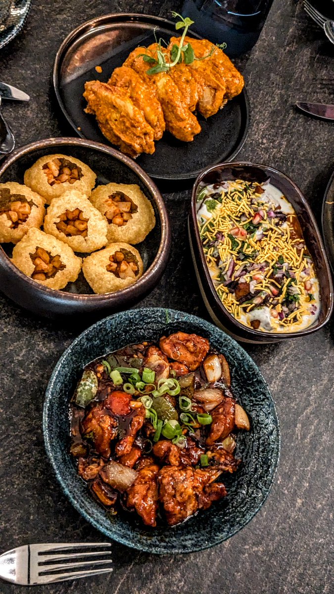 SKCwitter's tweet photo. Fulfilled my #dosa craving at #DilSe @Mailboxlife 🖤 The food, the staff, the setting... Ideal for special occasions, but made even more accessible with a lovely @IndependentBham #IBcard discount! 💯 recommend! The #ChilliChicken stole the show 🤤 #TryJan @ichoosemag @BrumHour https://t.co/nQxI0iOEdd