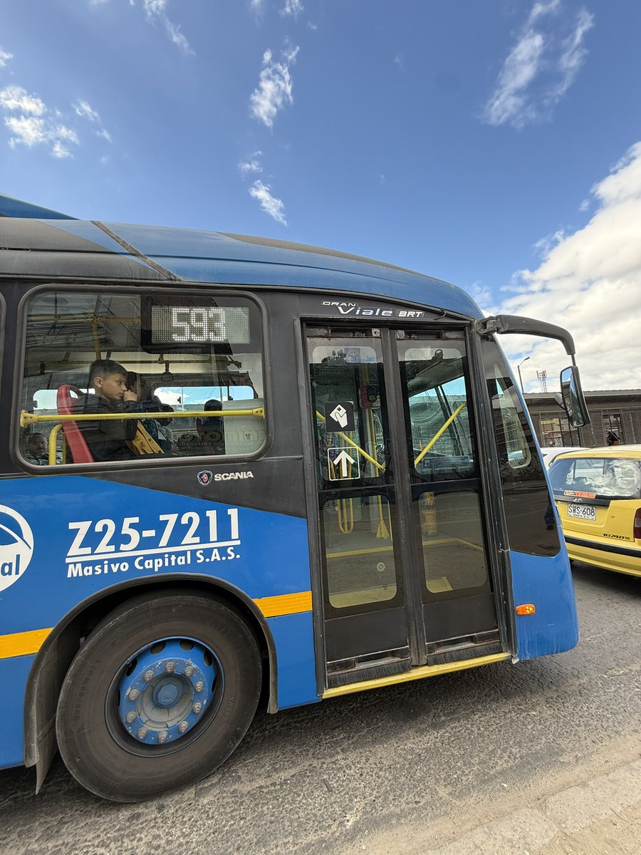 Fernand8619's tweet photo. @transmisitp no entiendo ¿por qué a los conductores del SITP les da tanta pereza abrir la puerta del medio? He visto como dejan sin acceso al servicio público de transporte a personas que van con carritos de mercado, en condición de discapacidad, que llevan canes de raza pequeña. https://t.co/N25XNLfwXs