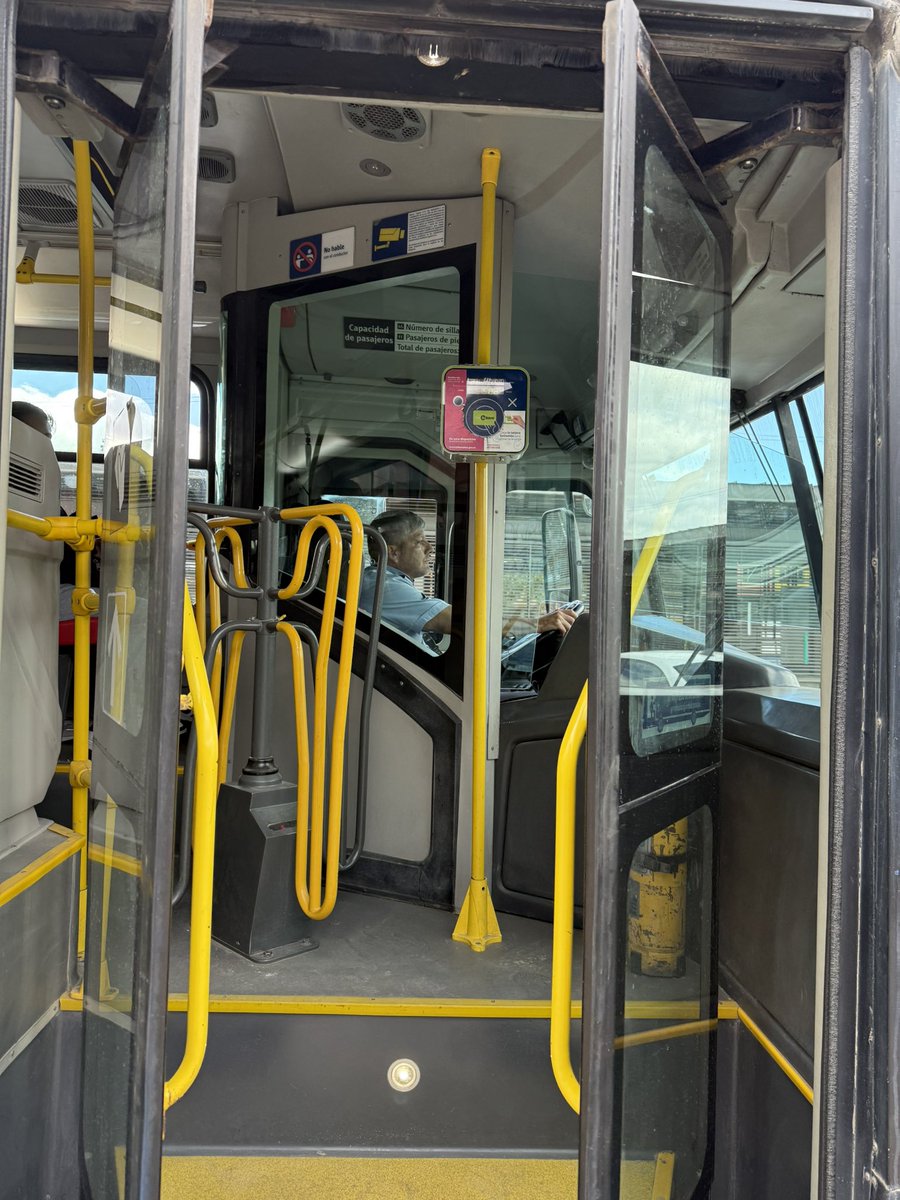 Fernand8619's tweet photo. @transmisitp no entiendo ¿por qué a los conductores del SITP les da tanta pereza abrir la puerta del medio? He visto como dejan sin acceso al servicio público de transporte a personas que van con carritos de mercado, en condición de discapacidad, que llevan canes de raza pequeña. https://t.co/N25XNLfwXs