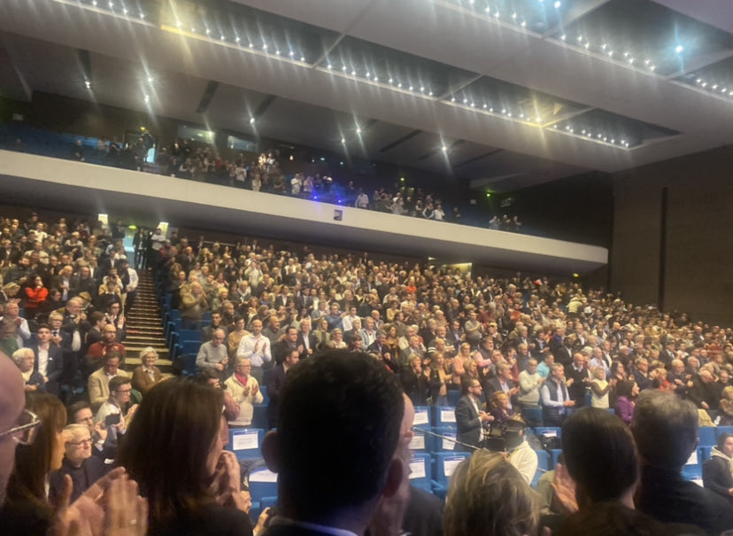 De nbx élus, militants et sympathisants⁩ ⁦<a href="/HorizonsLeParti/">Horizons</a>⁩
venus en force pour être aux côtés   ⁦<a href="/EPhilippe_LH/">Edouard Philippe</a>⁩ 🙌

Un message puissant empreint de lucidité , vérité et courage sur les défis &amp; transformations à engager pour l’avenir et la réussite de notre pays🇫🇷