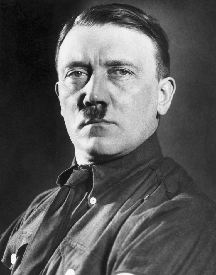 aqui vemos o pior homem que já pisou este mundo

 e ao lado está o hitler