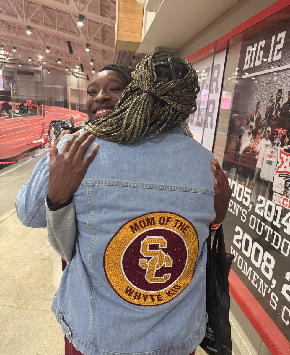 Cencha's tweet photo. Quick trip to Lubbock for @justmadrad04 track meet at Texas Tech. #MomoftheWhyteKid #USCTrack https://t.co/wwnWTQ0vQF